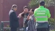 Entre lágrimas, madre pide que dejen ingresar a su hijo que llegó tarde al examen de la UNI