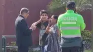Entre lágrimas, madre pide que dejen ingresar a su hijo que llegó tarde al examen de la UNI