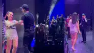 Daniela Darcourt y Christian Nodal sorprendieron en concierto al cantar a dúo el tema 'Probablemente'