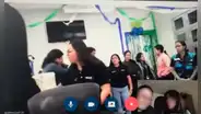 Denuncian que personal de Migraciones celebró un cumpleaños en lugar de atender a usuaria