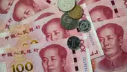 Bolivia inicia operaciones comerciales con yuanes frente a escasez del dólar