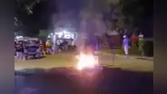 Vecinos golpean a delincuentes y queman mototaxi usada para robar en Iquitos