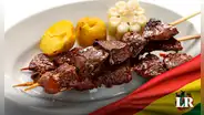 El anticucho es galardonado como el mejor PLATILLO boliviano, según Tastle Atlas: ¿por qué es así?