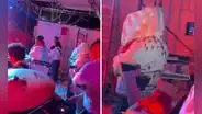 Cantante brindó show cubierto con plástico ante ataque de grillos: “Qué tal profesionalismo”
