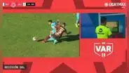 Universitario se ilusionó con el empate, pero el árbitro anuló el 1-1 por falta de Di Benedetto
