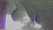 SJL: graban a extorsionadores incendiando frente de colegio inicial