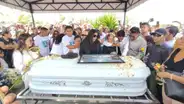 ¡El último adiós! Restos del cantante Kevin Pedraza fueron enterrados ante multitud de seguidores