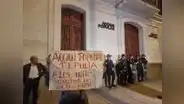 Militantes de Acción Popular abuchean a Maricarmen Alva a su salida del local partidario