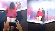 Joven trepa al escenario sin zapatos para abrazar a William Luna en Tarapoto