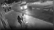Conductor de combi pierde el control y mata a embarazada de 8 meses que caminaba junto a su novio
