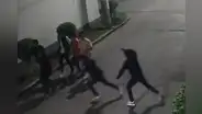 Delincuente con pistola asalta a 6 jóvenes en calle de exclusiva urbanización de Trujillo