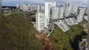 Edificio de 17 pisos queda al borde del colapso tras enorme socavón provocado por intensas lluvias
