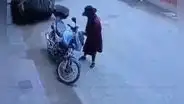 Puente Piedra: adulta mayor es captada robando partes de moto lineales