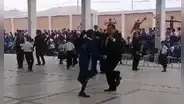 Alumna reta a director a bailar un contagioso huaino y terminan con emotivo abrazo en Trujillo