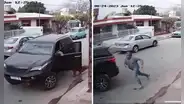 Perro pisa acelerador del carro de su dueño y termina impactando contra la casa del vecino