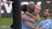 Haaland anotó un golazo y se vio sorprendido por un hincha que se le tiró encima y lo abrazó