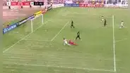 Terrible error en salida de Guzmán ante presión de Bandiera, quien anota el 1-0 sobre Universitario