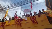 Ciudadanos de Tacna protestaron contra Dina Boluarte en paseo de la bandera: “Dina, renuncia”