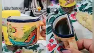 Mujer pide media taza de café y queda asombrada con peculiar recipiente: “Excelente servicio”