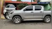 ¿Dejaste tu carro estacionado frente a una cochera? Esta es la cuantiosa multa que deberás pagar