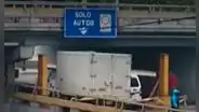 Pueblo Libre: camión impactó un puente en av. Brasil y quedó atascado en vía de 'solo autos'