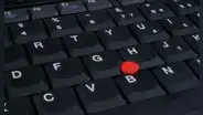 ¿Para qué sirve el botón rojo que algunas laptops tienen en el centro de su teclado?