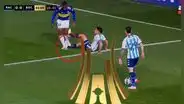 Luis Advíncula pisó a jugador de Racing en el suelo y se salvó de la tarjeta roja