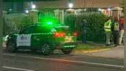 Hombre halló muertos a su esposa y sus 3 hijos al llegar a casa: la madre los habría asesinado