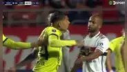 Paolo Guerrero se descontroló tras expulsión de su compañero: reclamó con todo y sufrió un pisotón