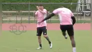 ¡Casi se 'bajan' a Messi! El argentino se salvó de recibir un pelotazo de su compañero