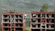 Doble de riesgo intenta cruzar en auto de un edificio a otro, pero cae de una altura de 15 metros