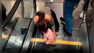 El Salvador: mano de niña de 2 años queda atrapada en las escaleras eléctricas de centro comercial