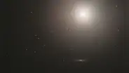 Así es la galaxia "perfectamente" esférica que captó el telescopio Hubble de la NASA