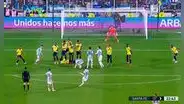 ¡Dejó inmóvil al arquero! Messi y su espectacular tiro libre para el 1-0 de Argentina ante Ecuador