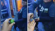 ¡Solo pasa en Perú! Pasajero paga con limón y recibe de vuelto S/ 0.50: “Le pagaste de más”