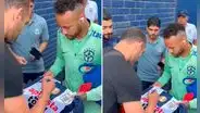 Neymar le pidió a Hernán Barcos su firma en la camiseta de Alianza Lima e hinchas enloquecen