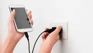 ¿Por qué utilizar cargadores genéricos puede ser perjudicial para tu celular?