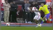 Grimaldo se saca a dos figuras de Brasil a pura potencia y lo tumban para frenarlo