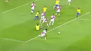 El espectacular amague de Corzo que dejó en el piso a Neymar en el área de Perú