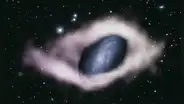 Astrónomos hallan misteriosa galaxia envuelta, como regalo, en una cinta cósmica
