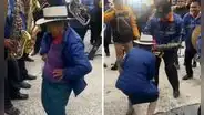 Adulta mayor la rompe con 'pasos prohibidos' al ritmo de orquesta en Áncash: “El alma de la fiesta”