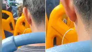 Captan a joven en bus con peculiar audífono y en redes dicen: “Una hora más y se vuelve inalámbrico”