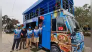 Peruano vende ceviche en una cúster de 2 pisos y causa furor en San Juan de Lurigancho: "Lo hicimos con un ingeniero"