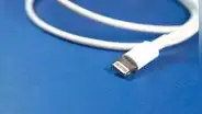 No botes tu cable Lightning: Apple vende costoso adaptador para que cargues tu iPhone 15