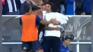 El emotivo abrazo de Cueva a Larriera tras gol de Alianza, a pesar de que lo cambió minutos antes