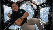 Astronauta de la NASA que lleva un año varado en el espacio se comunica por última vez con la Tierra desde la EEI