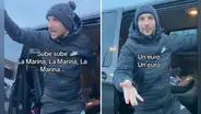 Extranjero queda impresionado por cobradores de combi en Perú y no duda en imitarlos: “Sube, sube”
