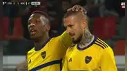 Luis Advíncula y su cariñosa celebración con Darío Benedetto tras victoria de Boca Juniors