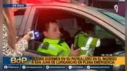 ¡Durmiendo en su patrullero! Así fueron captados 2 policías en pleno estado de emergencia