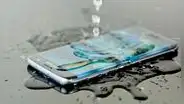 ¿Qué pasa si tratas de cargar tu smartphone luego de que se haya mojado? Te lo diremos